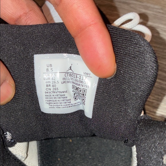 Nike White and Black Men's Sneakers with Red Accents - Picture 5 of 6